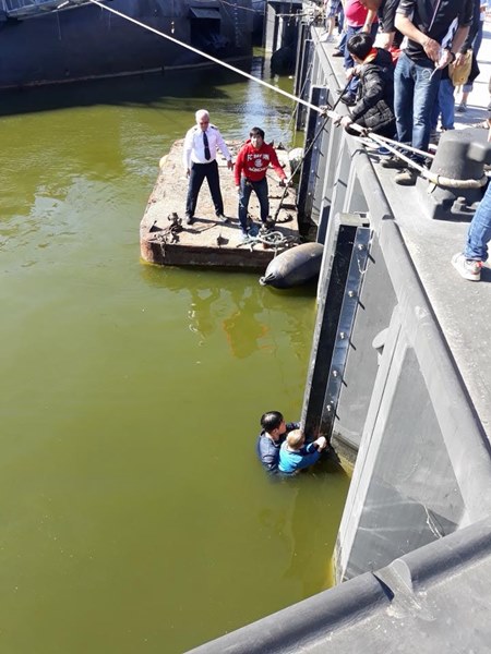 หนุ่มไทยช่วยเด็กตกน้ำ