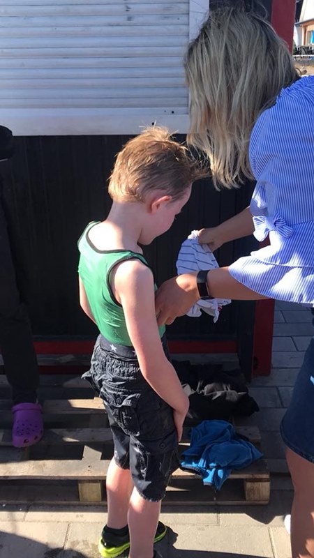 หนุ่มไทยช่วยเด็กตกน้ำ