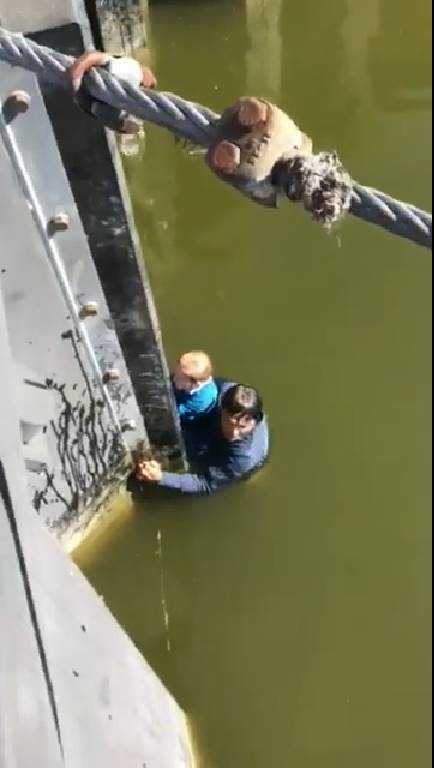 หนุ่มไทยช่วยเด็กตกน้ำ