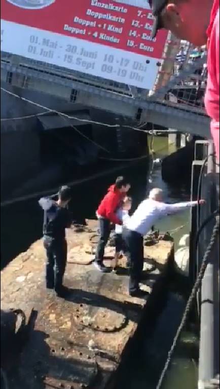 หนุ่มไทยช่วยเด็กตกน้ำ