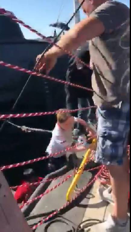 หนุ่มไทยช่วยเด็กตกน้ำ