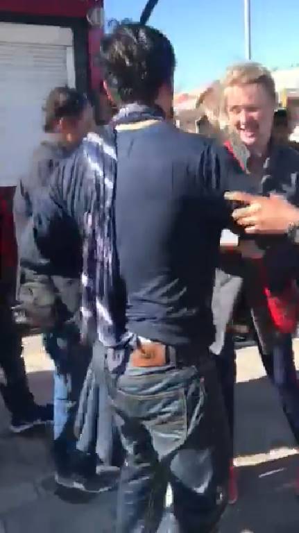 หนุ่มไทยช่วยเด็กตกน้ำ