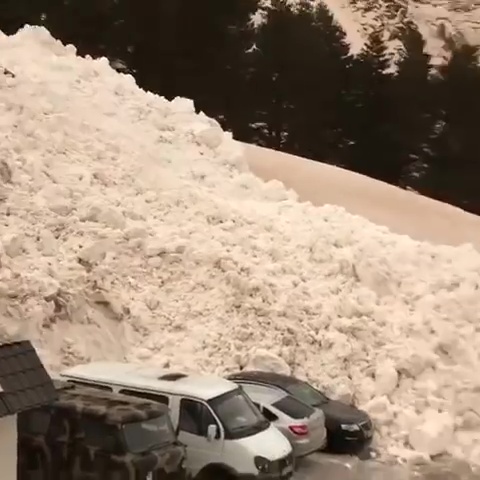 หิมะสีส้มถล่มทับรถ