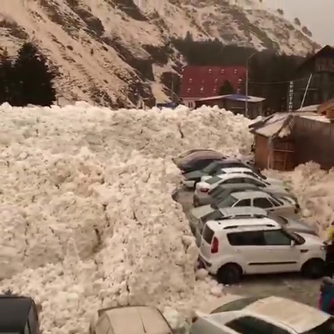 หิมะสีส้มถล่มทับรถ