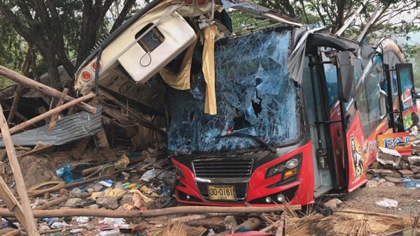 รถทัวร์แหกโค้ง