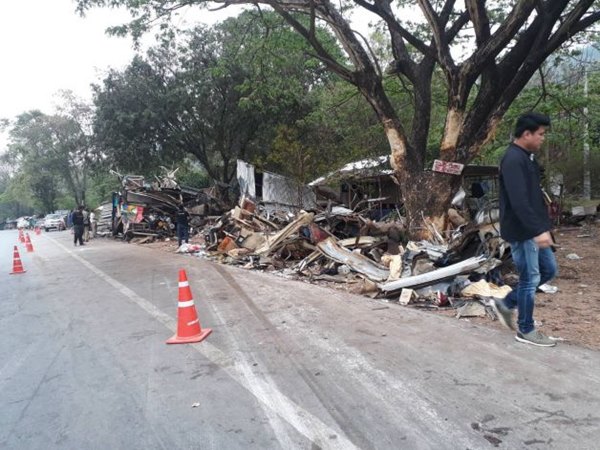 รถทัวร์แหกโค้ง