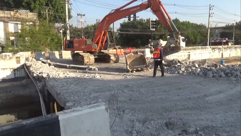 สะพาน เซนติเมตร ล้นตู้ รถตกคลอง