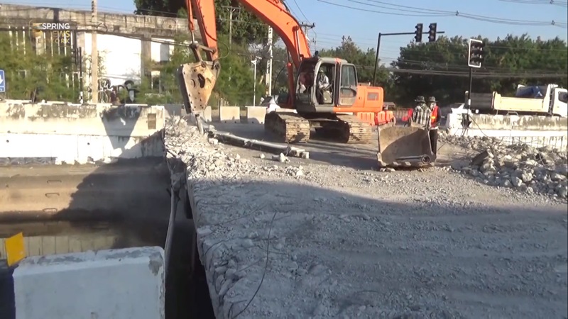 สะพาน เซนติเมตร ล้นตู้ รถตกคลอง