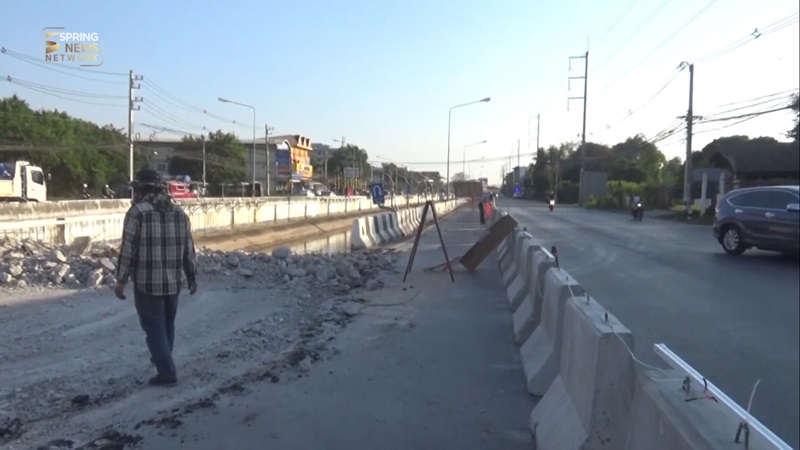 สะพาน เซนติเมตร ล้นตู้ รถตกคลอง