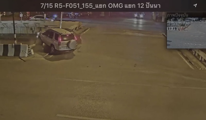 สะพาน เซนติเมตร ล้นตู้ รถตกคลอง