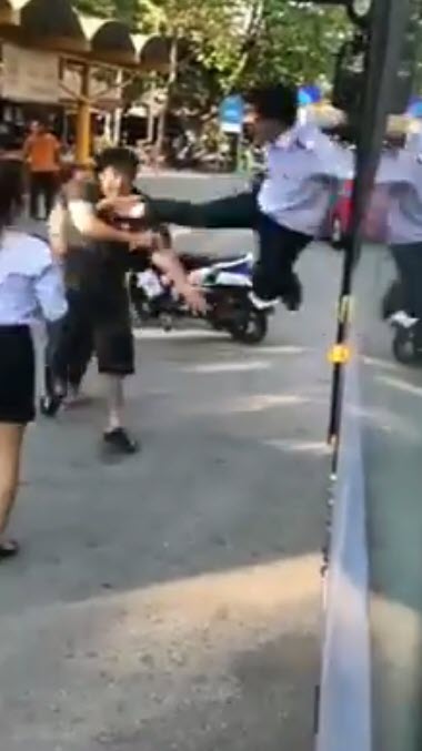 คนขับรถเมล์ vs หนุ่มมอเตอร์ไซค์