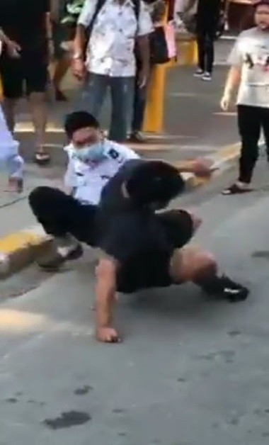 คนขับรถเมล์ vs หนุ่มมอเตอร์ไซค์