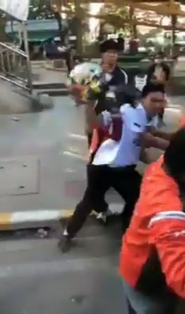 คนขับรถเมล์ vs หนุ่มมอเตอร์ไซค์