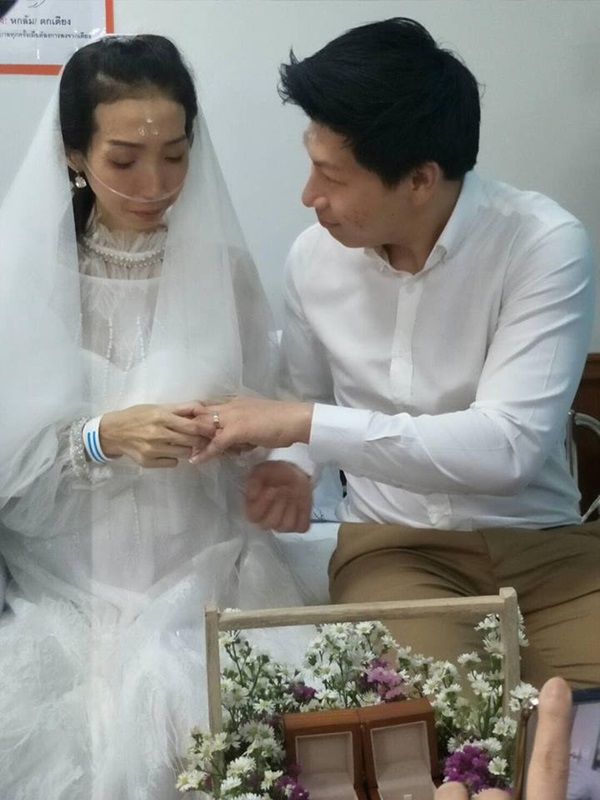 สาวป่วยมะเร็งแต่งงานในโรงพยาบาล