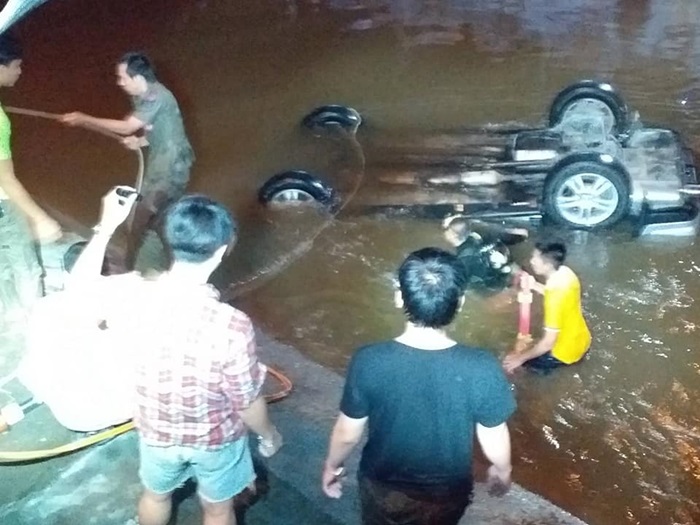 รถตกคลอง