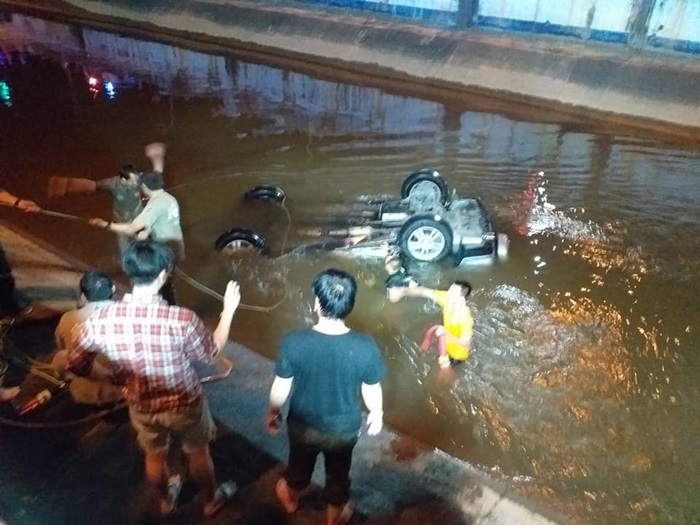 รถตกคลอง