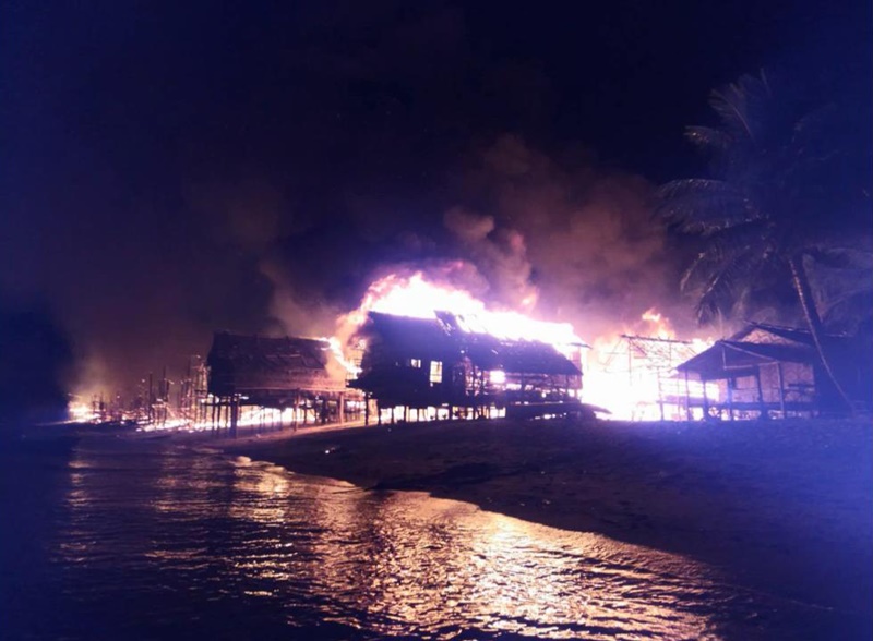 ไฟไหม้หมู่บ้านมอแกน