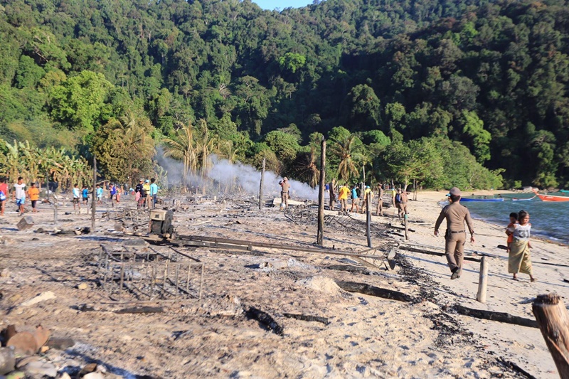 ไฟไหม้หมู่บ้านมอแกน