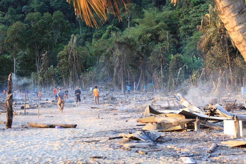 ไฟไหม้หมู่บ้านมอแกน