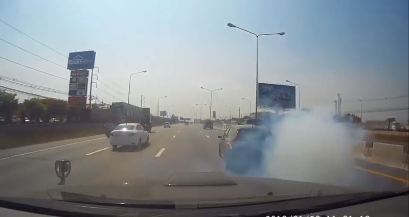 เก๋งซิ่งแข่งกลางมอเตอร์เวย์