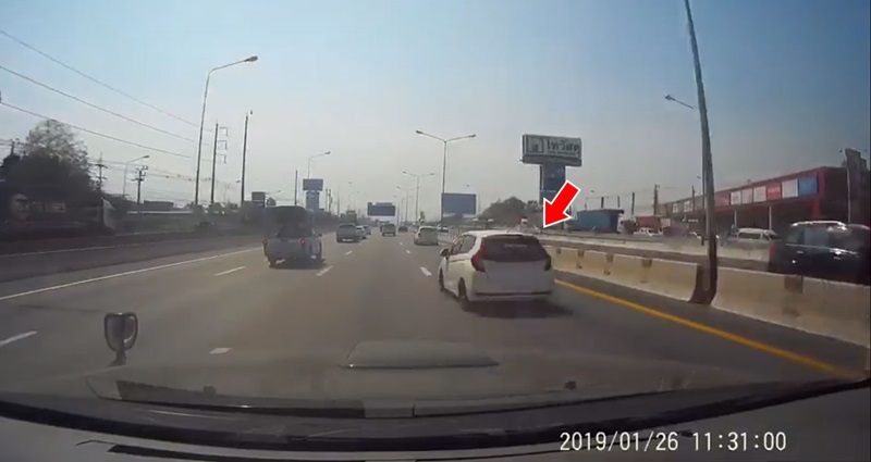 เก๋งซิ่งแข่งกลางมอเตอร์เวย์