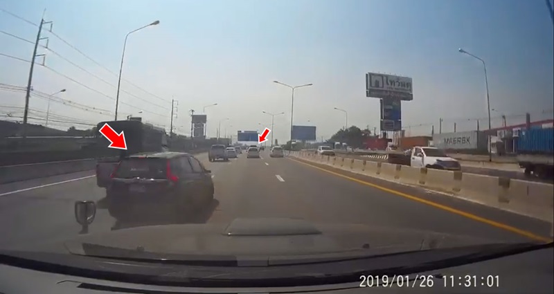 เก๋งซิ่งแข่งกลางมอเตอร์เวย์