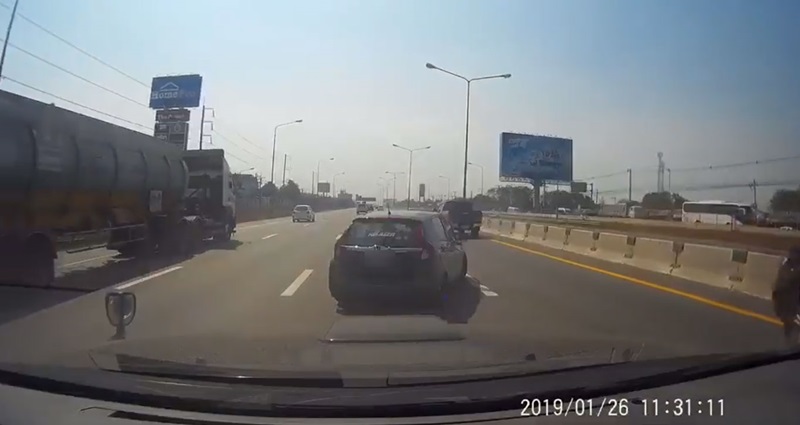 เก๋งซิ่งแข่งกลางมอเตอร์เวย์