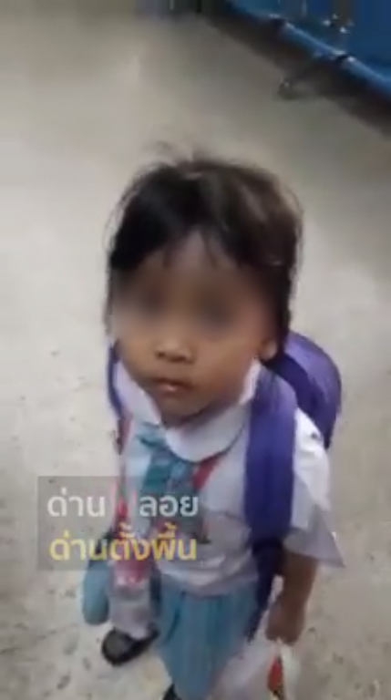 ตำรวจจับเด็กไม่สวมหมวกกันน็อก