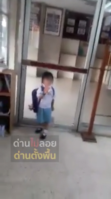 ตำรวจจับเด็กไม่สวมหมวกกันน็อก