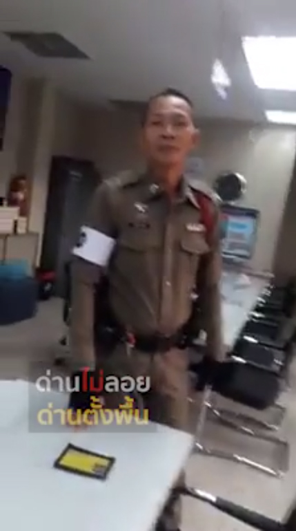 ตำรวจจับเด็กไม่สวมหมวกกันน็อก