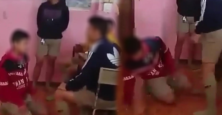 รุ่นพี่รุมเตะรุ่นน้อง