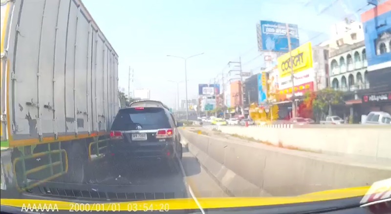 รถ6ล้อแหกด่าน