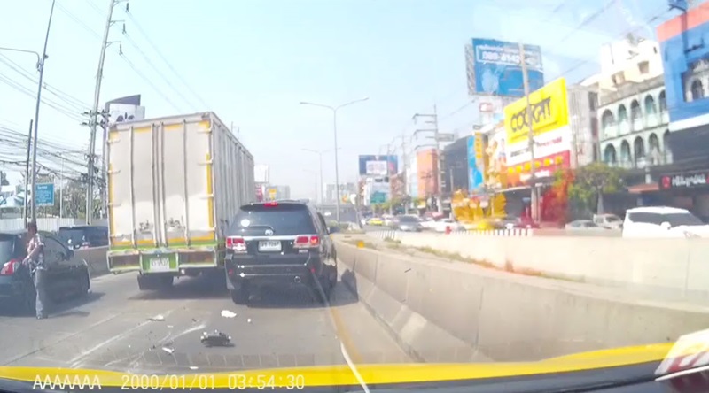 รถ6ล้อแหกด่าน