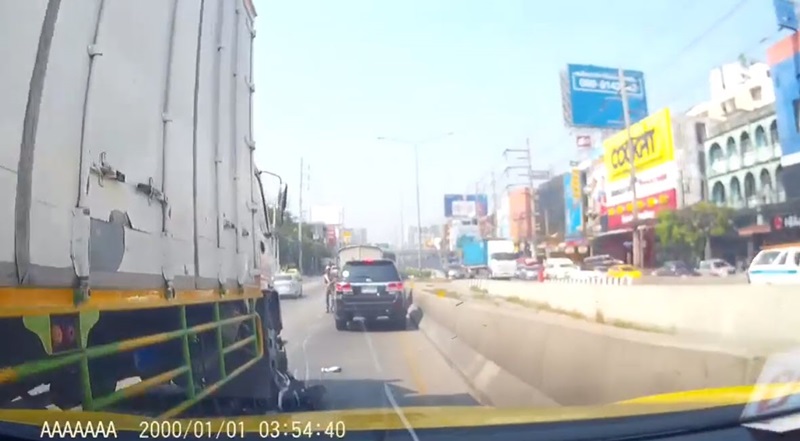 รถ6ล้อแหกด่าน