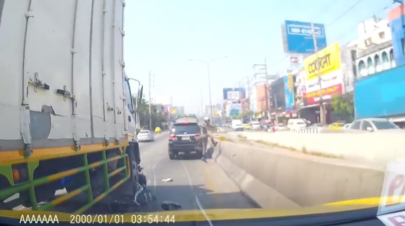 รถ6ล้อแหกด่าน