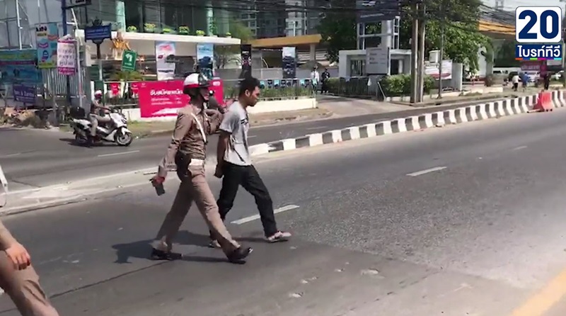 รถ6ล้อแหกด่าน