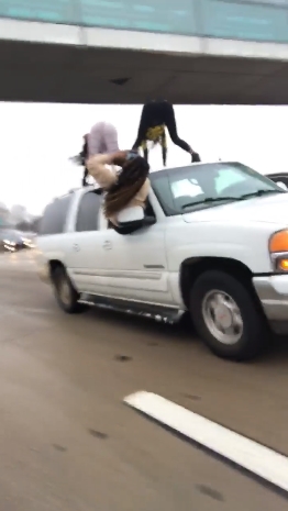 ปีนหลังคารถเต้น