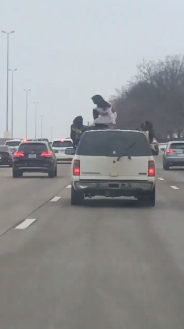 ปีนหลังคารถเต้น