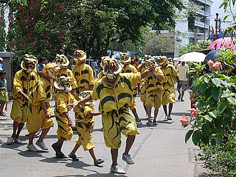 เอกไฝ โจ๋งานบวชบุกโรงเรียน