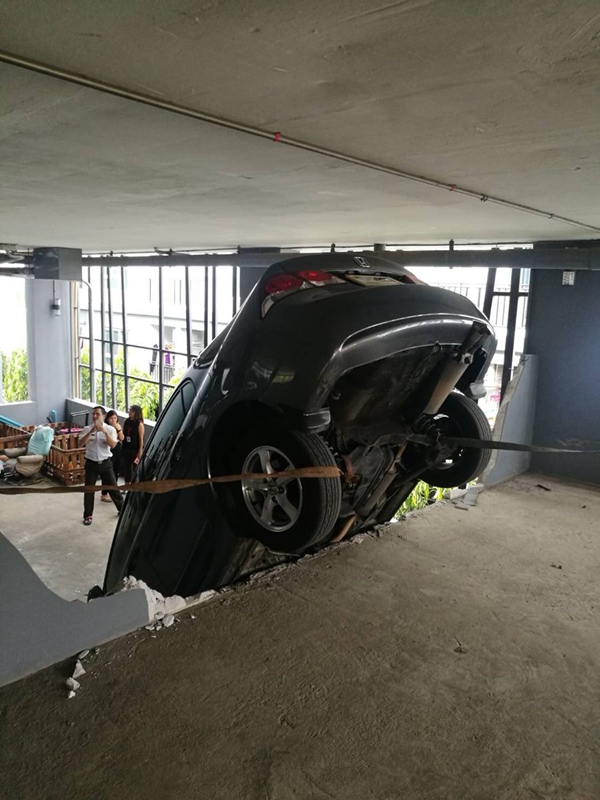 รถชนราวกั้นลานจอดรถ