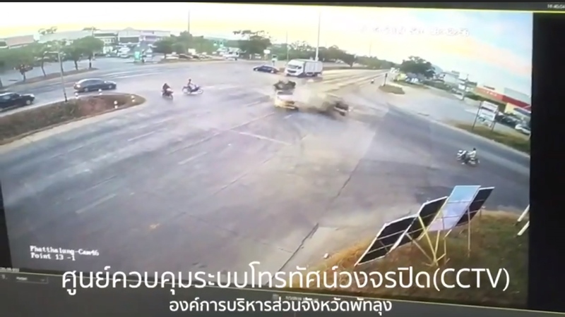 รถกระบะฝ่าไฟแดงพลิกคว่ำ