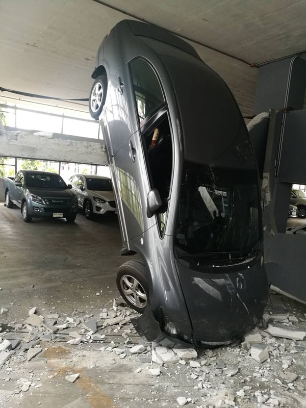 รถชนราวกั้นลานจอดรถ