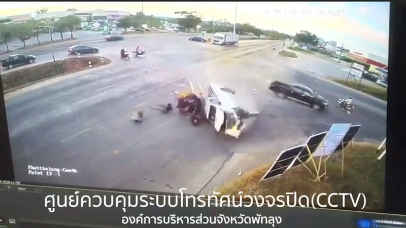 รถกระบะฝ่าไฟแดงพลิกคว่ำ