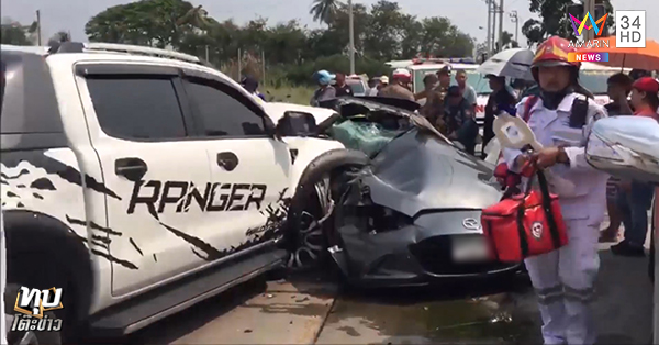 รถสปอร์ตหลุดโค้งชนกระบะ