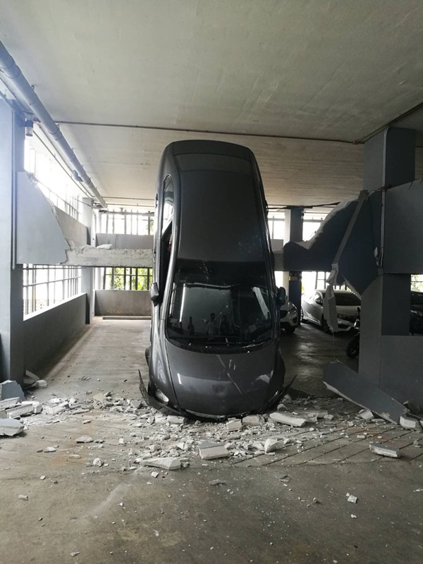 รถชนราวกั้นลานจอดรถ