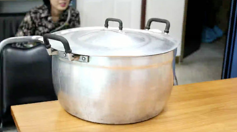 ขโมยหม้อตีนไก่ตุ๋น
