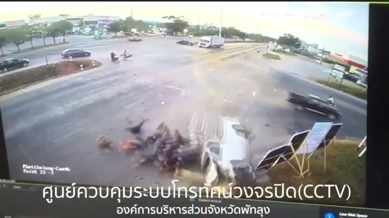 รถกระบะฝ่าไฟแดงพลิกคว่ำ