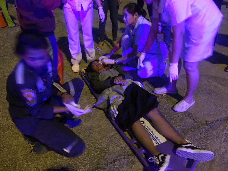 รถกระบะฝ่าไฟแดงพลิกคว่ำ