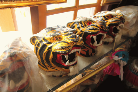 เอกไฝ โจ๋งานบวชบุกโรงเรียน