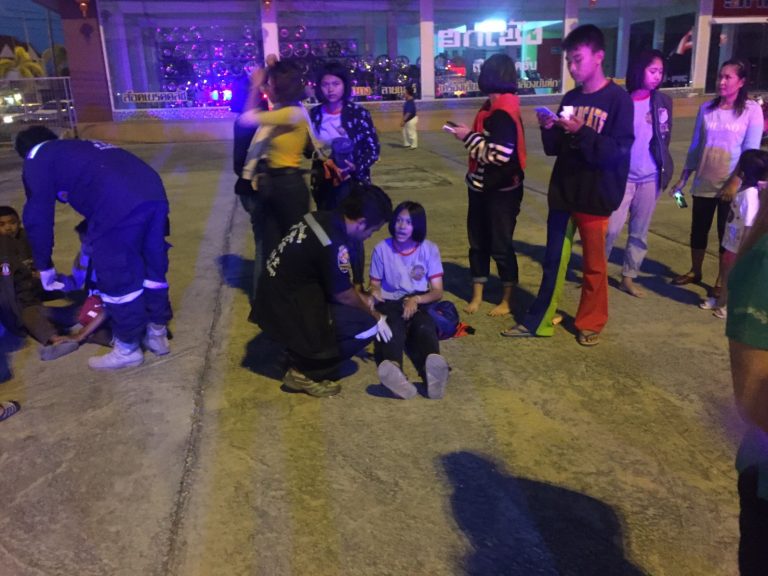 รถกระบะฝ่าไฟแดงพลิกคว่ำ